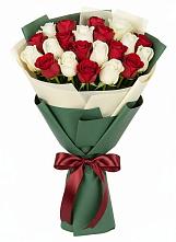 Букет Микс из красных и белых роз в Больших Березниках
