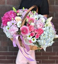 Композиция солнечный день в Больших Березниках Цветочная композиция из Розы, Хризантемы, Пионы и Лизиантусы в корзине в Больших Березниках