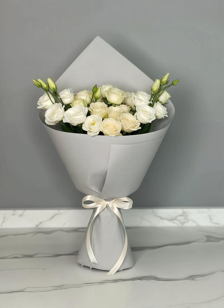 Букет цветов из: Розы и Лизиантусы в Больших Березниках