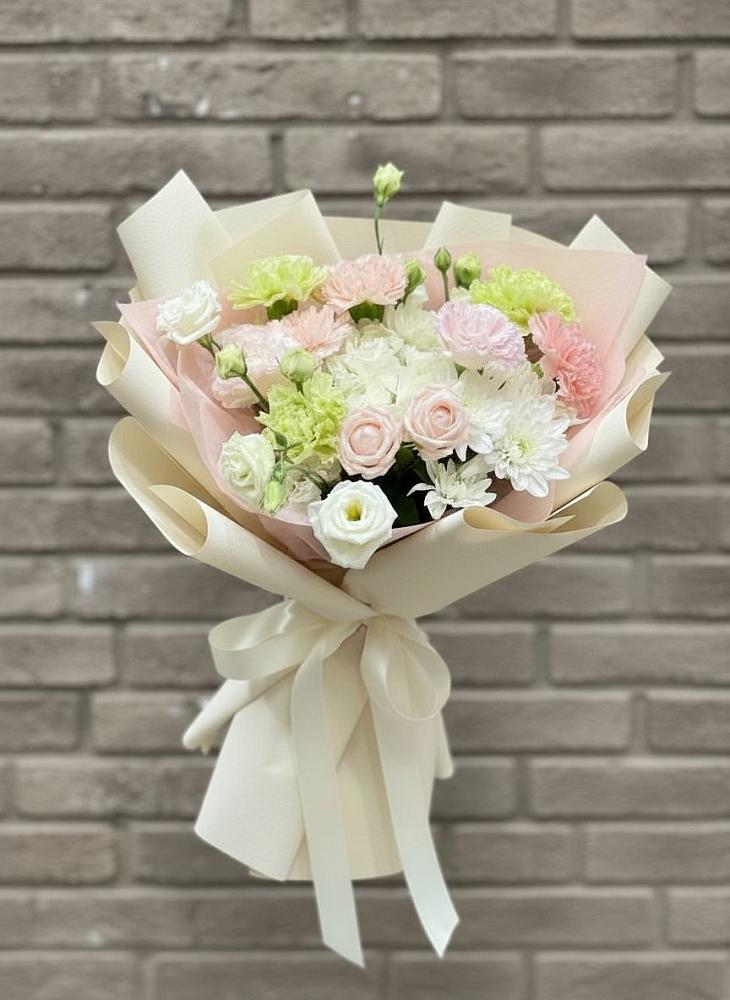 Букет цветов из: Гвоздики, Розы, Лизиантусы и Хризантемы в Больших Березниках