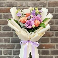 Букет цветов из:  Лизиантусы и Розы в Больших Березниках