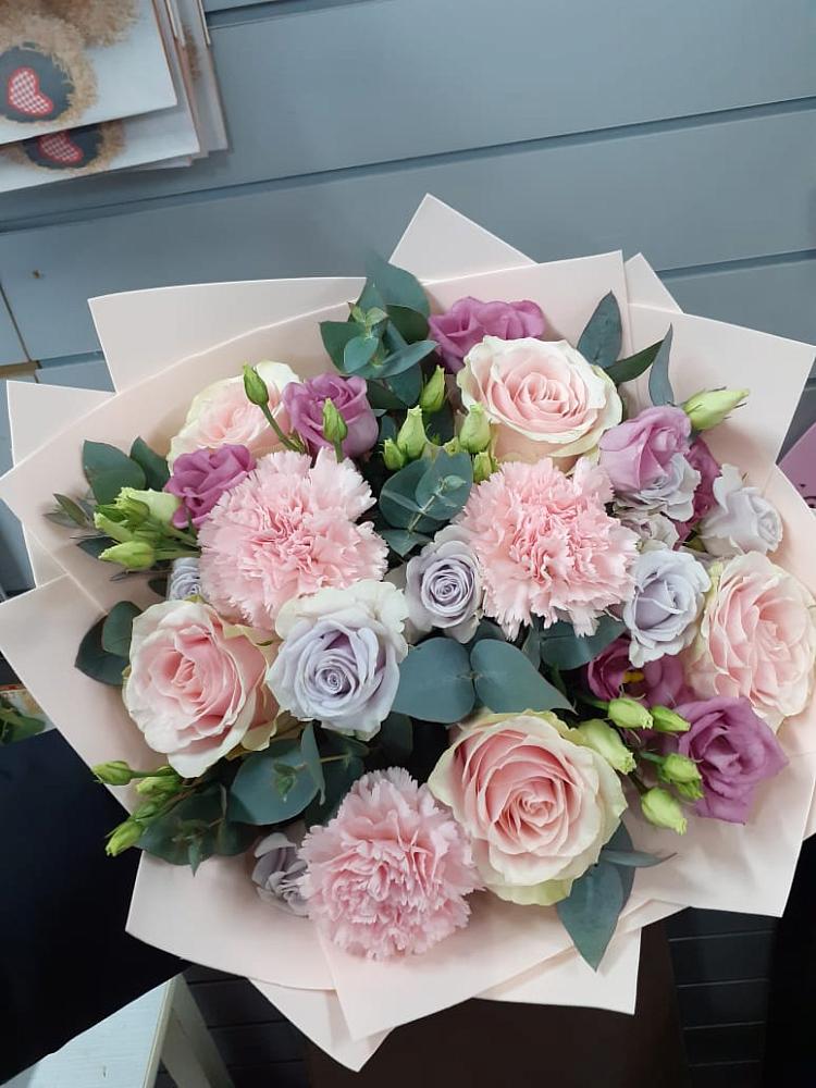 Букет цветов из: Розы, Гвоздики и Лизиантусы в Больших Березниках