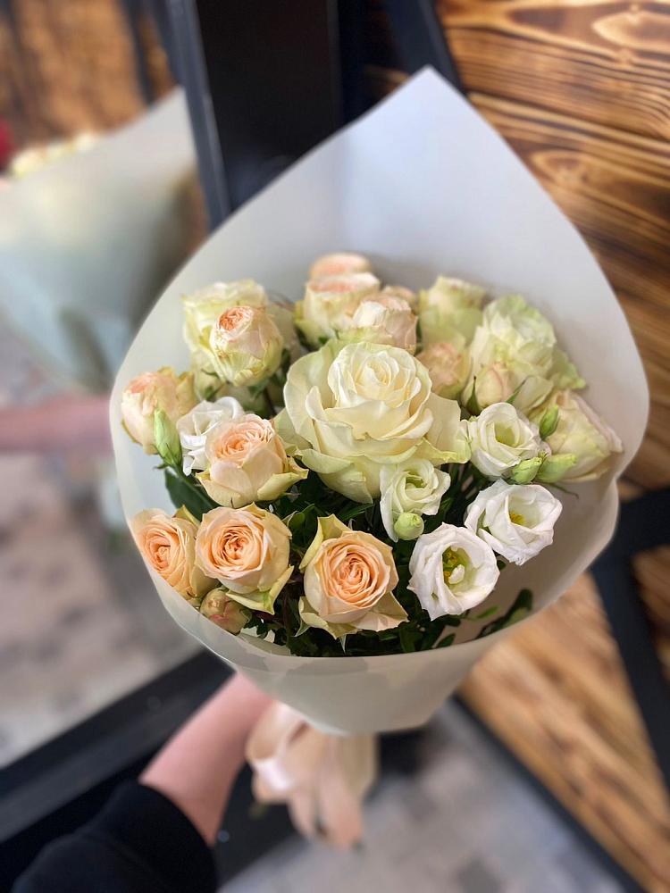 Букет цветов из: Розы и Лизиантусы в Больших Березниках